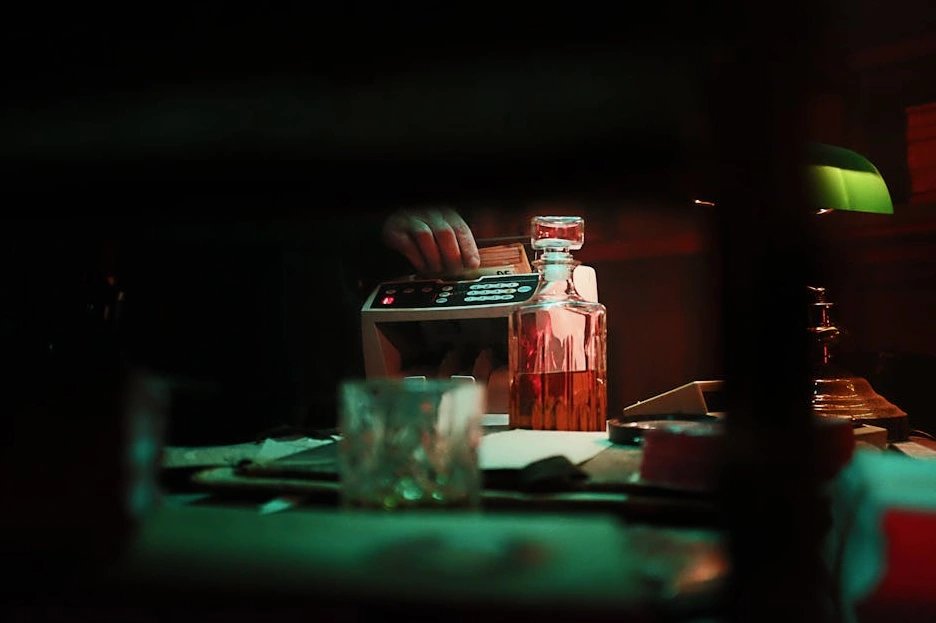 Dashboard di analisi finanziaria su un laptop